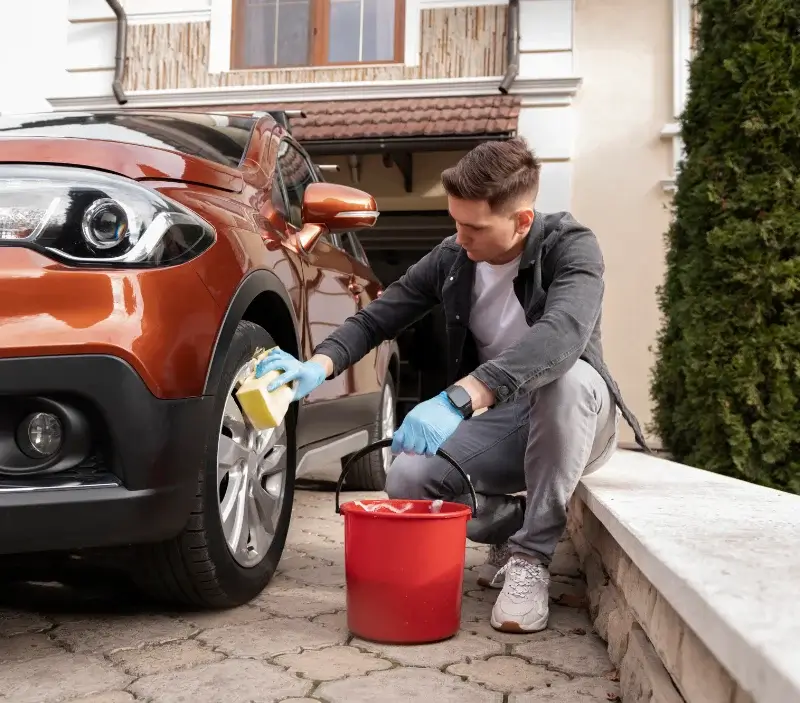 Lavage auto à domicile Saint-Méard-de-Gurçon : professionnel intervenant sur un véhicule